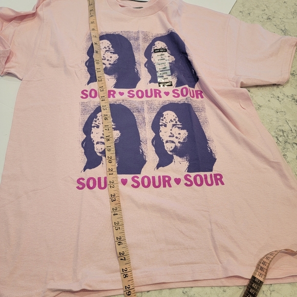 Olivia Rodrigo Sour Grid Boyfriend Fit Girls T-Shirt Hot Topic Size XL NWT! - Picture 5 of 7